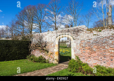 Gateway im ummauerten Garten am Penshurst Place, ein Landhaus aus dem 14. Jahrhundert, Sitz der Familie Sidney, in der Nähe von Tonbridge, Kent Stockfoto