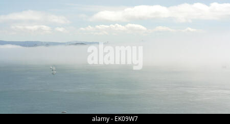 Blauer Himmel weiße Wolken Blick vom Golden Gate Bridge in San Francisco Bucht Advektion Nebel über Bay Bridge, San Francisco, USA Stockfoto