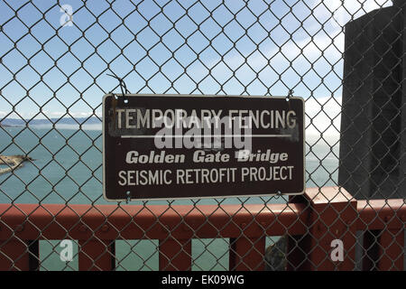 Blick auf blauen Himmel, Advektion Nebel San Francisco Bay, temporäres Fechten seismischen Nachrüstung Schilder, North Abutment, Golden Gate Bridge Stockfoto