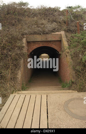 Grauen Himmel Porträt Stufen absteigend Ziegel Eingang u-Bahn Munition Zeitschrift, Batterie Ost, Golden Gate, San Francisco, USA Stockfoto