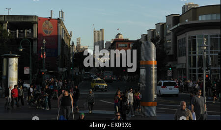 Blauen Himmel am Nachmittag Sonne Schatten Ansicht Passanten Embarcadero Street North Powell Street, San Francisco, San Francisco Stockfoto