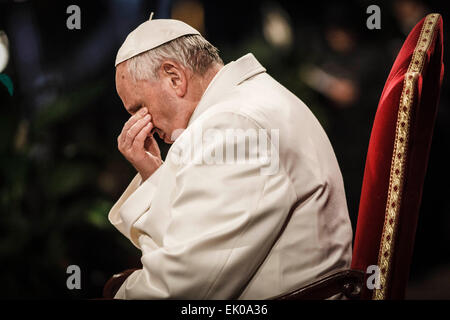 Rom, Italien. 3. April 2015. Papst Francis führt der Weg von der Cross (Via Crucis) Fackelzug am Kolosseum am Karfreitag in Rom gefeiert. Der Weg des Kreuzes (Kreuzweg oder "Via Crucis" in lateinischer Sprache) ist Teil der Ostern Tradition in katholischen Ländern. Es findet am Karfreitag und erinnert an das Leiden und Sterben Jesu Christi durch das Lesen der Gebete auf dem Weg der 14 Stationen. Bildnachweis: Giuseppe Ciccia/Pacific Press/Alamy Live-Nachrichten Stockfoto