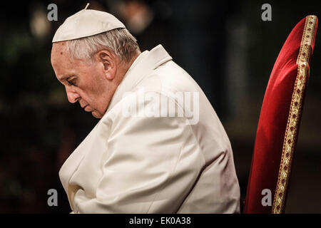 Rom, Italien. 3. April 2015. Papst Francis führt der Weg von der Cross (Via Crucis) Fackelzug am Kolosseum am Karfreitag in Rom gefeiert. Der Weg des Kreuzes (Kreuzweg oder "Via Crucis" in lateinischer Sprache) ist Teil der Ostern Tradition in katholischen Ländern. Es findet am Karfreitag und erinnert an das Leiden und Sterben Jesu Christi durch das Lesen der Gebete auf dem Weg der 14 Stationen. Bildnachweis: Giuseppe Ciccia/Pacific Press/Alamy Live-Nachrichten Stockfoto