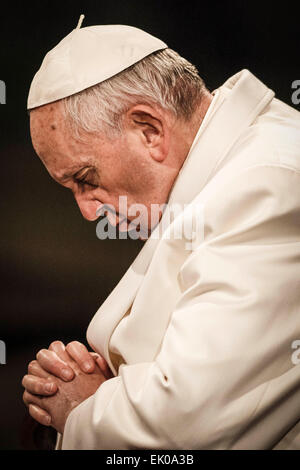 Rom, Italien. 3. April 2015. Papst Francis führt der Weg von der Cross (Via Crucis) Fackelzug am Kolosseum am Karfreitag in Rom gefeiert. Der Weg des Kreuzes (Kreuzweg oder "Via Crucis" in lateinischer Sprache) ist Teil der Ostern Tradition in katholischen Ländern. Es findet am Karfreitag und erinnert an das Leiden und Sterben Jesu Christi durch das Lesen der Gebete auf dem Weg der 14 Stationen. Bildnachweis: Giuseppe Ciccia/Pacific Press/Alamy Live-Nachrichten Stockfoto