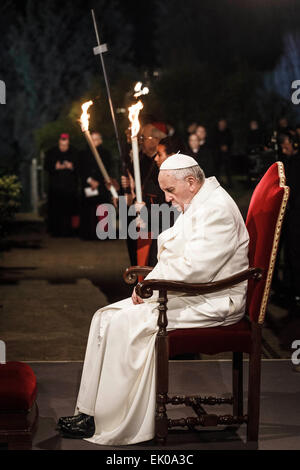 Rom, Italien. 3. April 2015. Papst Francis führt der Weg von der Cross (Via Crucis) Fackelzug am Kolosseum am Karfreitag in Rom gefeiert. Der Weg des Kreuzes (Kreuzweg oder "Via Crucis" in lateinischer Sprache) ist Teil der Ostern Tradition in katholischen Ländern. Es findet am Karfreitag und erinnert an das Leiden und Sterben Jesu Christi durch das Lesen der Gebete auf dem Weg der 14 Stationen. Bildnachweis: Giuseppe Ciccia/Pacific Press/Alamy Live-Nachrichten Stockfoto