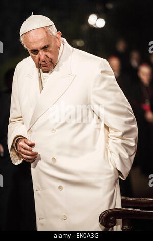 Rom, Italien. 3. April 2015. Papst Francis führt der Weg von der Cross (Via Crucis) Fackelzug am Kolosseum am Karfreitag in Rom gefeiert. Der Weg des Kreuzes (Kreuzweg oder "Via Crucis" in lateinischer Sprache) ist Teil der Ostern Tradition in katholischen Ländern. Es findet am Karfreitag und erinnert an das Leiden und Sterben Jesu Christi durch das Lesen der Gebete auf dem Weg der 14 Stationen. Bildnachweis: Giuseppe Ciccia/Pacific Press/Alamy Live-Nachrichten Stockfoto