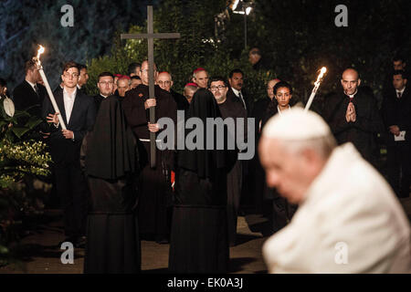 Rom, Italien. 3. April 2015. Ein Priester trägt das Kreuz, wie Papst Francis der Weg von der Cross (Via Crucis) Fackelzug am Kolosseum am Karfreitag in Rom gefeiert führt. Der Weg des Kreuzes (Kreuzweg oder "Via Crucis" in lateinischer Sprache) ist Teil der Ostern Tradition in katholischen Ländern. Es findet am Karfreitag und erinnert an das Leiden und Sterben Jesu Christi durch das Lesen der Gebete auf dem Weg der 14 Stationen. Bildnachweis: Giuseppe Ciccia/Pacific Press/Alamy Live-Nachrichten Stockfoto