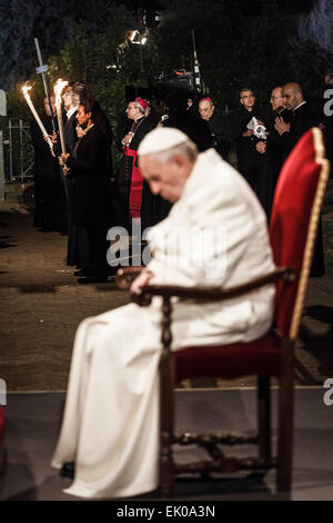 Rom, Italien. 3. April 2015. Ein Priester trägt das Kreuz, wie Papst Francis der Weg von der Cross (Via Crucis) Fackelzug am Kolosseum am Karfreitag in Rom gefeiert führt. Der Weg des Kreuzes (Kreuzweg oder "Via Crucis" in lateinischer Sprache) ist Teil der Ostern Tradition in katholischen Ländern. Es findet am Karfreitag und erinnert an das Leiden und Sterben Jesu Christi durch das Lesen der Gebete auf dem Weg der 14 Stationen. Bildnachweis: Giuseppe Ciccia/Pacific Press/Alamy Live-Nachrichten Stockfoto