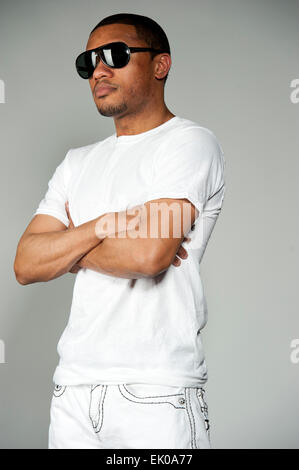 Trendige glücklich schwarzen männlichen tragen weiß Stockfoto