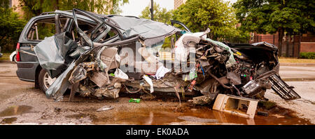 Summierten Minivan; Auto nach schrecklichen Kollision. Stockfoto