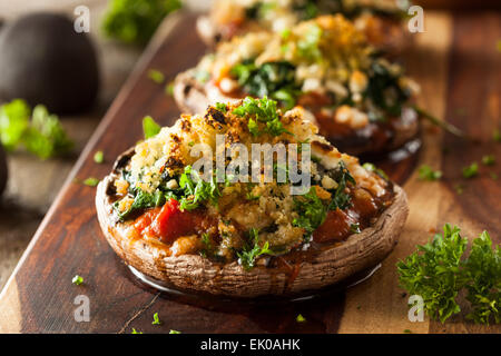 Hausgemachte gebackene gefüllte Portobello-Pilze mit Spinat und Käse Stockfoto