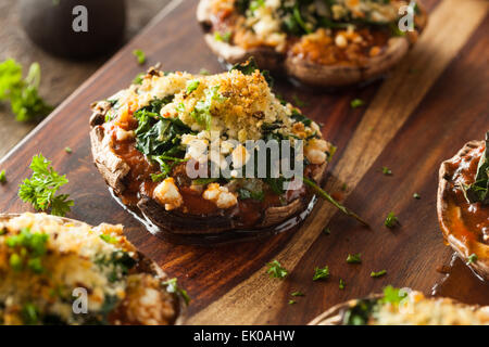 Hausgemachte gebackene gefüllte Portobello-Pilze mit Spinat und Käse Stockfoto