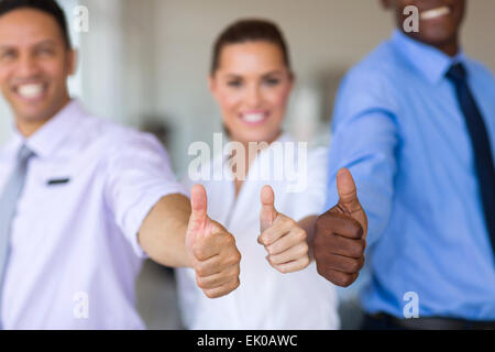 Porträt von Business-Team Daumen aufgeben hautnah Stockfoto