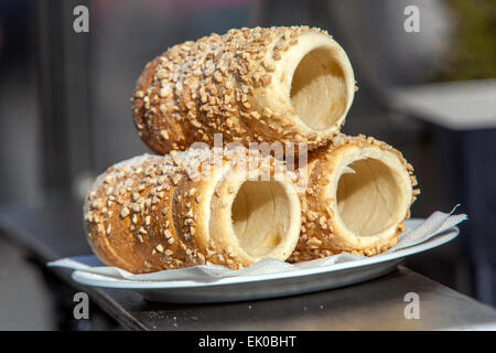 Trdelnik, ein traditioneller Süßkuchen tschechisches Speisegebäck, Prager Kuchen Tschechische Republik Böhmen Europa Stockfoto