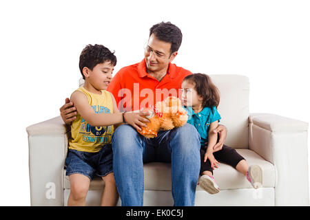 indische Vater und Kinder spielen Spielzeug Stockfoto