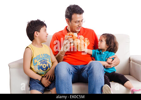 indische Vater und Kinder spielen Spielzeug Stockfoto