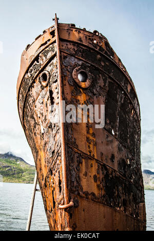 Alte rostige Schiff in Djúpavík in den Westfjorden Islands. Stockfoto