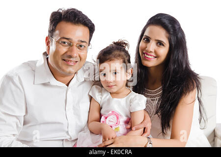 indische Eltern und Tochter sitzen Zuhause Stockfoto