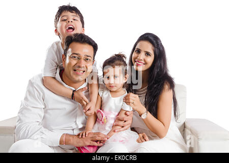 indische Eltern und Kinder sitzen zu Hause Spaß Stockfoto