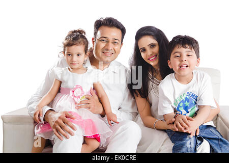 indische Eltern und Kinder sitzen zu Hause Stockfoto