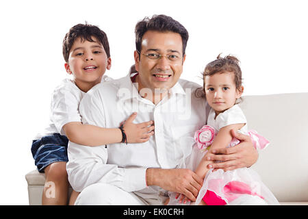 indische Vater und Kinder sitzen zu Hause Stockfoto