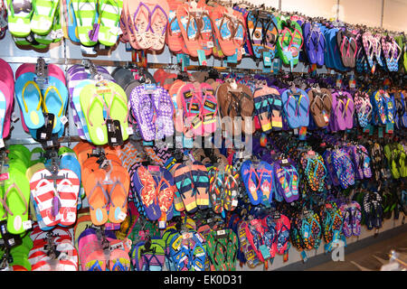 Verschiedene bunte Flip Flops, wie in einem Einkaufszentrum gezeigt. Flip Flops hat einen großen Markt in Asien als die begehrtesten Schuhe. Stockfoto