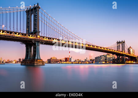 Manhattan Bridge beleuchtet in der Abenddämmerung (sehr lange Belichtung für eine perfekt glatte Wasser) Stockfoto