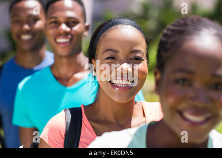 schöne weibliche afrikanische Studenten mit Freunden Stockfoto