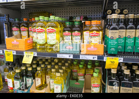 Australische und italienische Marken von Olivenöl zum Verkauf in einem woolworths Supermarkt in Sydney, Australien Stockfoto