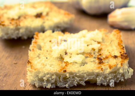 Geröstete Brotscheiben mit gehackten Knoblauch closeup Stockfoto