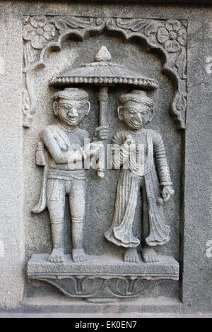 Skulptur auf die Außenwände des Shiva-Tempel. Ahilyabai Holkar Fort, Maheswar, Khargone, Madhya Pradesh, Indien Stockfoto