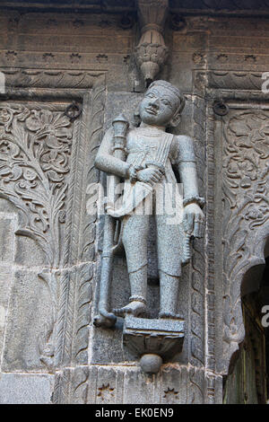 Skulptur auf die Außenwände des Shiva-Tempel. Ahilyabai Holkar Fort, Maheswar, Khargone, Madhya Pradesh, Indien Stockfoto