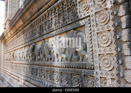 Geschnitzte Design auf die Außenwände des Shiva-Tempel. Ahilyabai Holkar Fort, Maheswar, Khargone, Madhya Pradesh, Indien Stockfoto