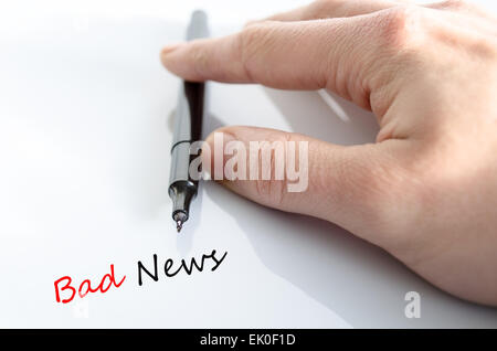Stift in der Hand isoliert über weißen Hintergrund und Text Konzept schlechte Nachrichten Stockfoto