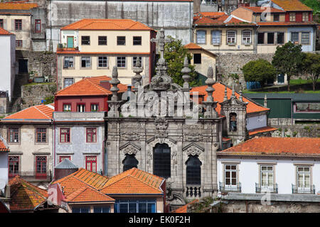 Misericordia Kirche im historischen Zentrum von Porto in Portugal. Stockfoto