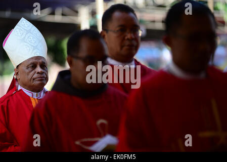Larantuka, Indonesien. 3.. April 2015. Bischof von Larantuka, Bischof Franciscus Kopong Kung (ganz links) vor dem Gottesdienst am Karfreitag in der Kathedrale, Larantuka, Insel Flores, Indonesien. Tausende von Menschen, darunter auch aus anderen Städten und Ländern, nehmen an einer einwöchigen Feier zur Karwoche in der kleinen Stadt Larantuka Teil, einer der einflussreichsten Städte Indonesiens in Bezug auf römisch-katholische Traditionen. Stockfoto