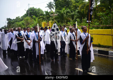 Larantuka, Indonesien. April 2015. Älteste der Tuan-Ma-Kapelle während eines andachtsmarsches, um eine alte Mutter-Mary-Statue in die Domkirche in Larantuka, Flores Island, Indonesien, zu bringen. Tausende von Menschen, darunter auch aus anderen Städten und Ländern, nehmen an einer ganzen Woche an Feierlichkeiten zur Feier der Karwoche in der Kleinstadt Larantuka Teil, einer der einflussreichsten Städte Indonesiens in Bezug auf die Tradition der Katholiken. Seit dem 16. Jahrhundert stark von den Portugiesen beeinflusst, haben sich die katholischen Rituale in Larantuka in einer gleichmäßigen Akkulturation mit den lokalen Kulturen entwickelt. Stockfoto