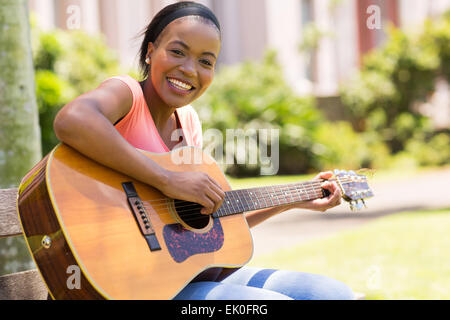 African American Woman with Gitarre im freien Stockfoto