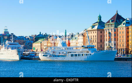 Schweden, Stockholm, Boote neben der Altstadt. Stockfoto