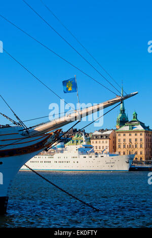 Schweden, Stockholm, Boote neben der Altstadt. Stockfoto