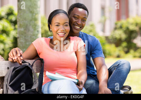 Porträt von glücklichen jungen afrikanischen College paar im freien Stockfoto