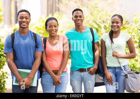 Gruppe von glücklich afrikanischen Studenten stehen zusammen auf dem campus Stockfoto