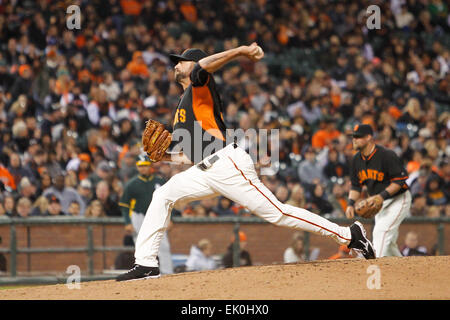 San Francisco, CA. 3. April 2015. San Francisco Giants Krug Jeremy Affeldt (41) wirft den Ball während des Spiels MLB zwischen San Francisco Giants und die Oakland Athletics im AT&T Park in San Francisco, Kalifornien. Die San Francisco Giants besiegte den Oakland Athletics 4-0. Bildnachweis: Stan Szeto/CSM/Alamy Live-Nachrichten Stockfoto