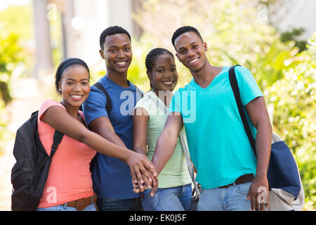 Gruppe von fröhlichen afrikanischen Studenten Hände Zusammenstellung Stockfoto