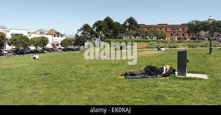 Blauer Himmelsblick auf Hyde Street, Leute sitzen, liegen, entspannen, green Grass weite viktorianischen Park, aquatische Bucht, San Francisco Stockfoto