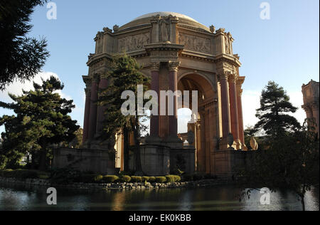 Blauer Himmel späten Nachmittag Sonnenlicht Strukturansichten steigt am See in Richtung der zentralen Rotunde, Palace of Fine Arts, San Francisco, USA Stockfoto