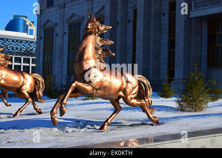 Bronze Skulpturen von Pferden ausgeführt - in der Nähe von New Opera House in Astana, Kasachstan Stockfoto