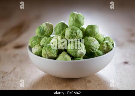 Niemand, niemand, niemand, gesundes Essen, frisch, Lebensmittel, Lebensmittel und Getränke, Stillleben, Studioaufnahme, Studioaufnahmen, große Gruppe von Objekten, Rosenkohl, Schüssel, grüne Farbe, roh Stockfoto