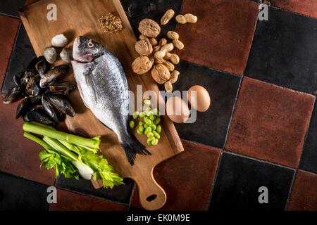 Bohnen, Sellerie, hacken Board, Krabben, Eiern, Fisch, Essen, Essen und trinken, Zubereitung von Speisen, frische, Gesundheit, gesunde Ernährung, hohen Winkel, erhöhte Ansicht, Hülsenfrüchte, niemand, niemand, niemand, Ernährung, Muttern, produzieren, roh, Meeresfrüchte, Schalentiere, Stillleben, Studio Sho Stockfoto