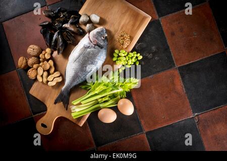 Bohnen, Sellerie, hacken Board, Krabben, Eiern, Fisch, Essen, Essen und trinken, Zubereitung von Speisen, frische, Gesundheit, gesunde Ernährung, hohen Winkel, erhöhte Ansicht, Hülsenfrüchte, niemand, niemand, niemand, Ernährung, Muttern, produzieren, roh, Meeresfrüchte, Schalentiere, Stillleben, Studio Sho Stockfoto